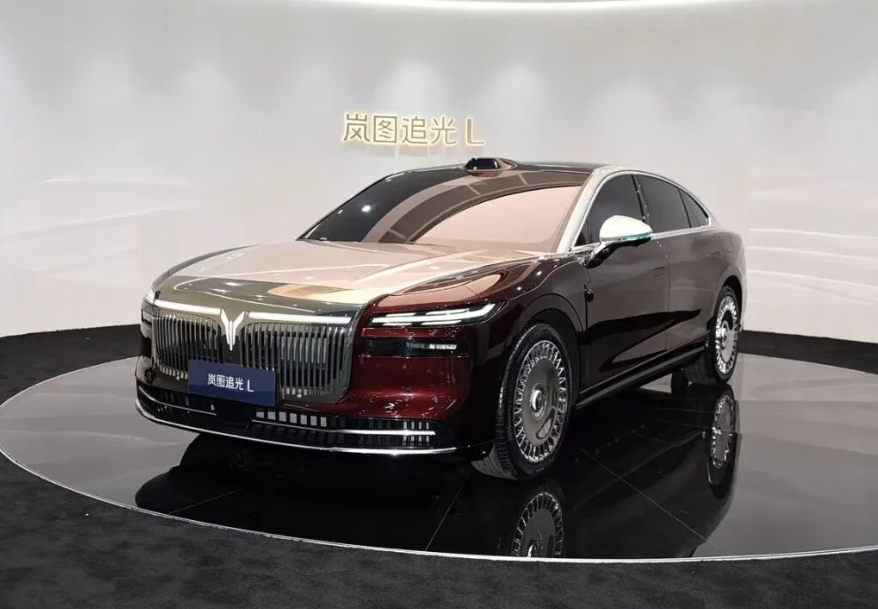 车长超5米1，双色车身，全景天窗，豪华优雅！百公里还不到6个油！