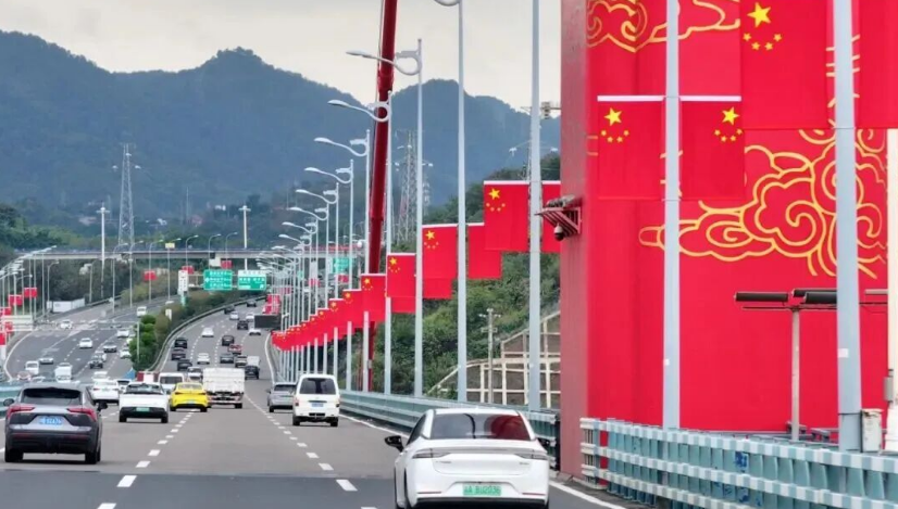 重庆街头，挂起“中国红”！